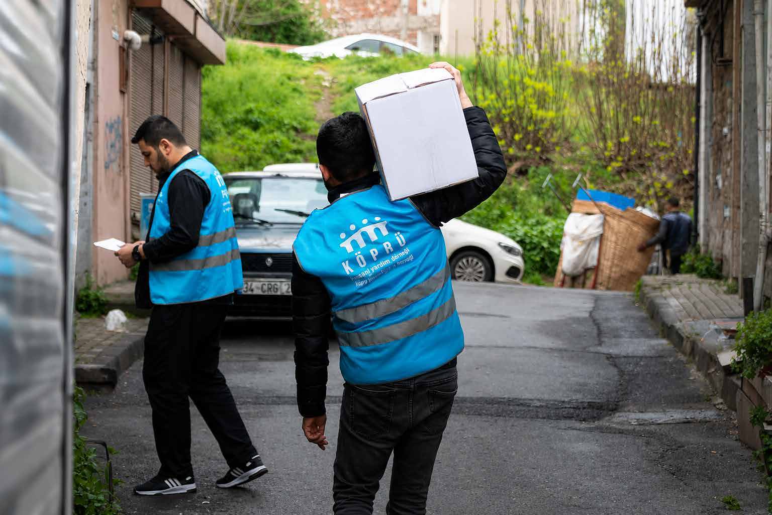 Köprü saha ekibi yardım kolilerini ulaştırıyor